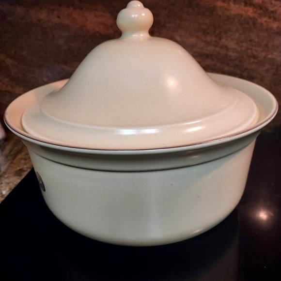 Pfaltzgraff Cover Caserole Copyright USA. - Picture 2 of 8